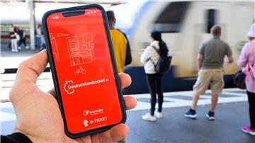 Das Deutschlandticket für Bus und Bahn soll günstiger bleiben als ein Auto, fordert Niedersachsen. 