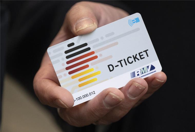 Studierende in Bremen müssen noch eine Weile auf ihr Deutschlandticket warten Ein «D-Ticket» im Chipkartenformat