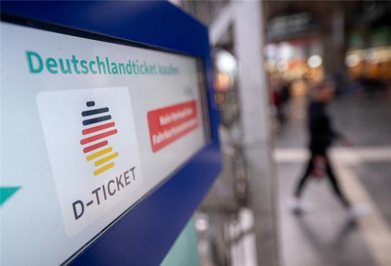 Wer übernimmt die Kosten? Zukunft des beliebten Deutschlandtickets unsicher Ein Hinweis für das Deutschlandticket steht auf einem Fahrkartenautomaten.