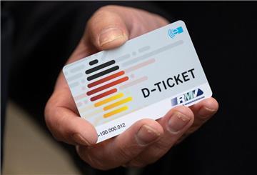 Eine Hand hält ein Deutschlandticket. Das Deutschlandticket ist beliebt – und kann unter Umständen kostenlos sein.