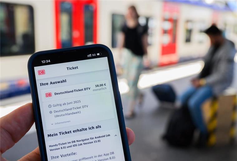  Information zum Kauf des Deutschlandtickets ist auf dem Display eines Smartphone