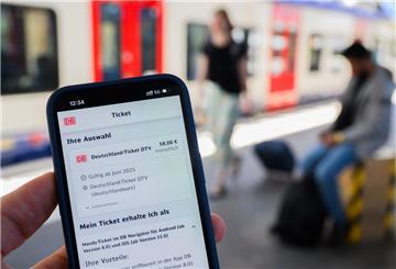  Information zum Kauf des Deutschlandtickets ist auf dem Display eines Smartphone