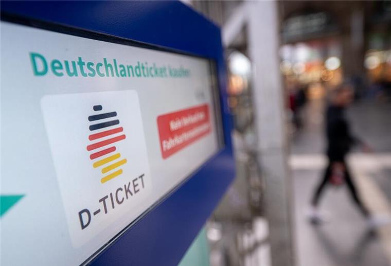 Das Deutschland-Ticket soll es auch im Jahr 2024 geben Das Deutschlandticket kommt auch 2024. Doch zu welchem Preis?