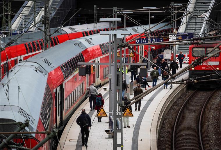 49-Euro-Monatsticket soll zum 1. Mai kommen Fahrgäste steigen am frühen Morgen aus einer Regionalbahn am Hauptbahnhof.