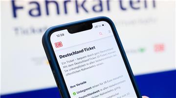 Das Deutschlandticket wird häufig digital über Apps erworben. (Symbolbild)