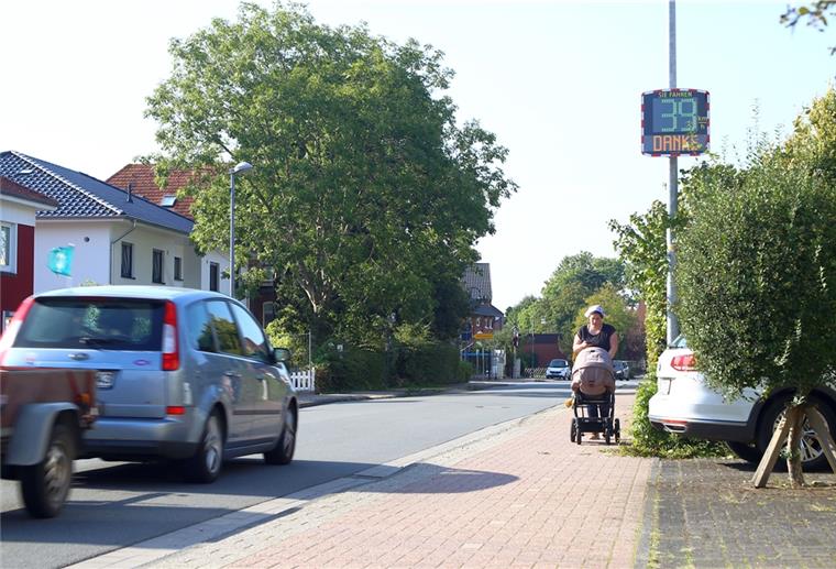 Butjadingen: Displays bremsen Raser aus Das Dialog Display hat der Bürgerverein Burhave angeschafft. Die Auswertung der Messungen am Ortseingang aus Richtung Waddens liegen jetzt vor.