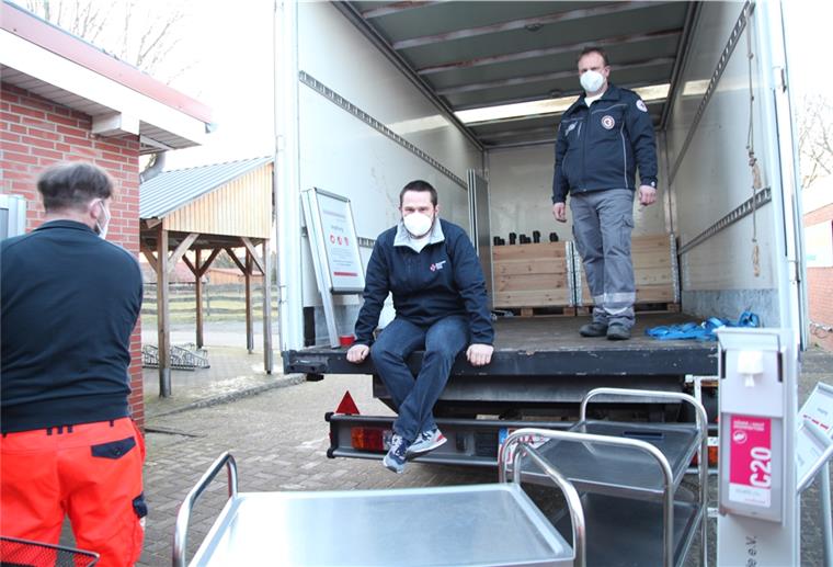 DRK zieht positive Bilanz beim Impfen auf dem Dorf Das DRK-Impfteam verstaut sein Equipment nach einem dreitätigen Impfeinsatz in der Turnhalle Lunestedt.