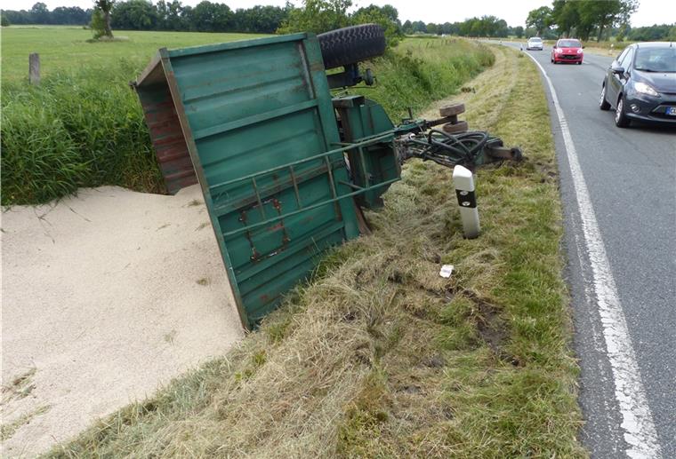 Bad Bederkesa: Düngemittel landet nach Unfall in Graben Das Düngemittel landet im Graben.