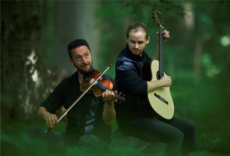 Das Duo Bjarke Falgren (Violinist) und Sönke Meinen (Gitarrist). 
