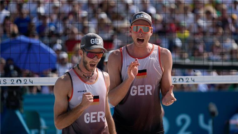 Beach-Mitfavoriten Ehlers und Wickler starten mit Sieg Das Duo Clemens Wickler (l) und Nils Ehlers will eine Medaille holen.