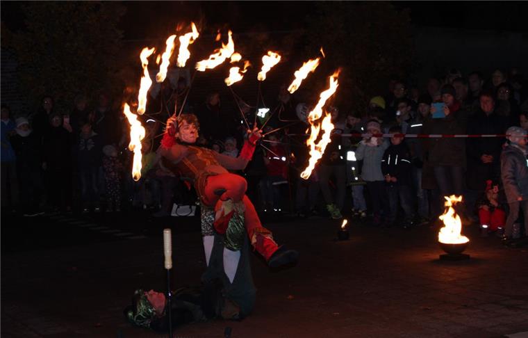 Das Duo "Flammenspuk" sorgt beim Beverstedter Lichterfest für spannende Unterhaltung.