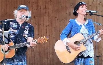 Das Duo "Fernbeziehung" aus Dorum sorgte "live" beim Sommerf...