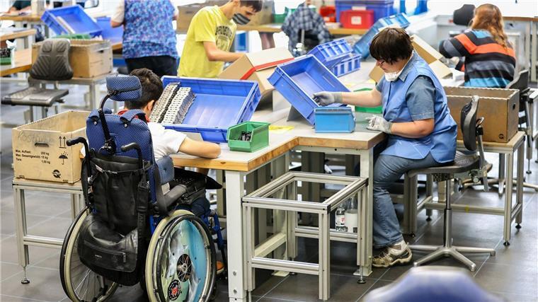 Kammer: Firmen stellen zu wenig Menschen mit Behinderung ein Das Durchschnittseinkommen von Menschen mit Behinderung in Werkstätten liegt in Bremen und Niedersachsen bei 258 Euro monatlich. (Symbolbild)