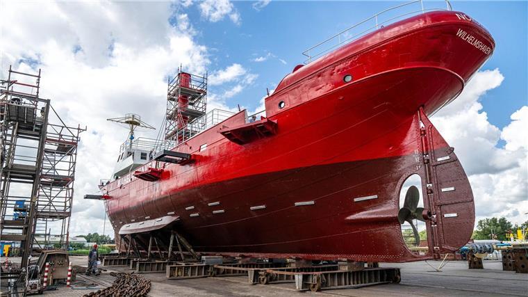 Das ehemalige Feuerschiff „Weser“ wird aus der Schiffbauhalle der Neuen Jadewerft gezogen.