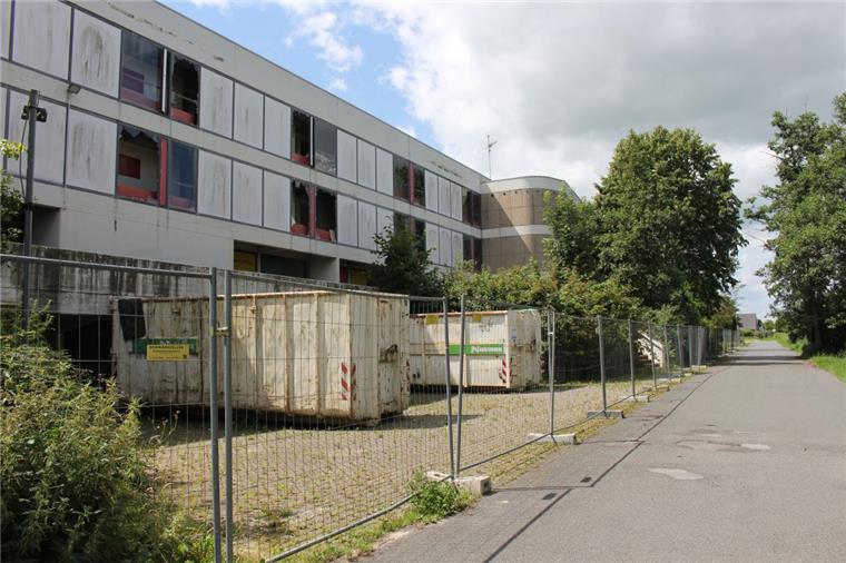 Nordenham: Die alte Klinik wird abgerissen Das ehemalige Schwesternwohnheim an der Albert-Schweitzer-Straße in Nordenham wird vor dem Abriss entkernt