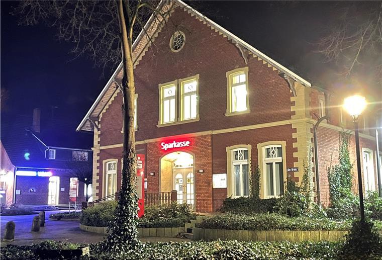 Das ehemalige Sparkassen-Gebäude Am Brink 1 in Wilstedt gehört der Gemeinde. Wie das ortsprägende Haus künftig genutzt werden kann, beschäftigt Politik und Bevölkerung.