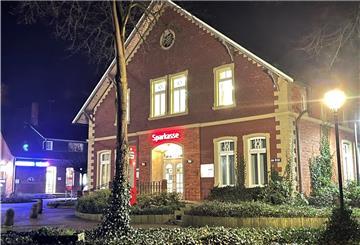 Das ehemalige Sparkassen-Gebäude Am Brink 1 in Wilstedt gehört der Gemeinde. Wie das ortsprägende Haus künftig genutzt werden kann, beschäftigt Politik und Bevölkerung.