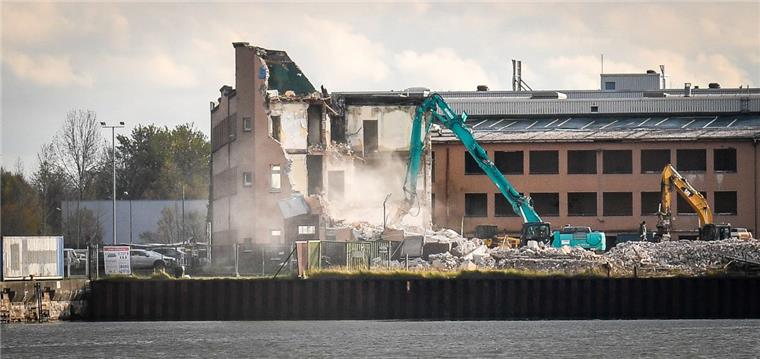 Abriss: Ein Stück Werftgeschichte in Bremerhaven verschwindet Das ehemalige Verwaltungsgebäude der Schichau-Seebeckwerft an der Riedemannstraße in Bremerhaven wird abgerissen.