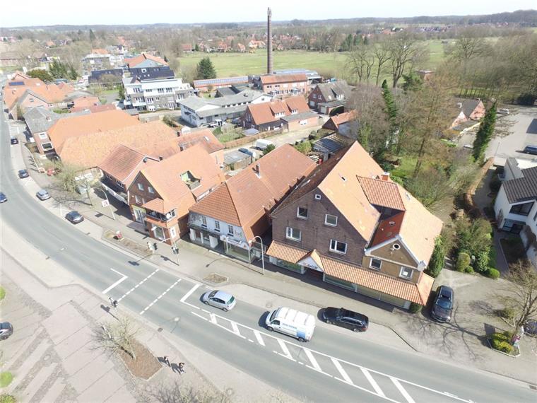 Selsingen: Abrissbagger rollen an der B71 im Ortszentrum an Das ehemalige Wohn- und Geschäftshaus der Familie Koch in Selsingen sowie die benachbarte Bäckerei mit Backstube im rückwärtigen Bereich werden bald abgerissen. Auf dem Areal zwischen Bundesstraße 71 und Alter Straßen sollen Neubauten entstehen.
