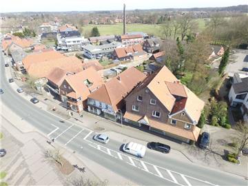 Das ehemalige Wohn- und Geschäftshaus der Familie Koch in Selsingen sowie die benachbarte Bäckerei mit Backstube im rückwärtigen Bereich werden bald abgerissen. Auf dem Areal zwischen Bundesstraße 71 und Alter Straßen sollen Neubauten entstehen.