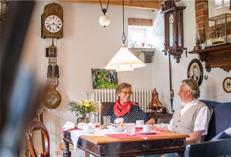 Rechtenfleth: Wohntraum im Vintage-Look Das Ehepaar Busch wohnt in einem Reetdachhaus in Rechtenfleth aus dem Jahr 1850. Hier sammeln sie historische Uhren und andere Antiquitäten.