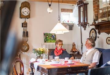 Das Ehepaar Busch wohnt in einem Reetdachhaus in Rechtenfleth aus dem Jahr 1850. Hier sammeln sie historische Uhren und andere Antiquitäten.