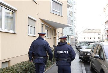 Das Ehepaar erkannten die Betrüger daran, dass sie ohne Streifenwagen unterwegs waren. (Symbolfoto)