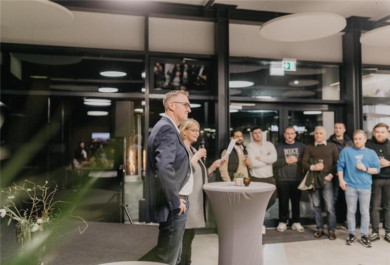 Expansion des Autohauses Brunkhorst geht weiter Das Ehepaar Silke und Christian Brunkhorst bei seiner Begrüßungsrede.
