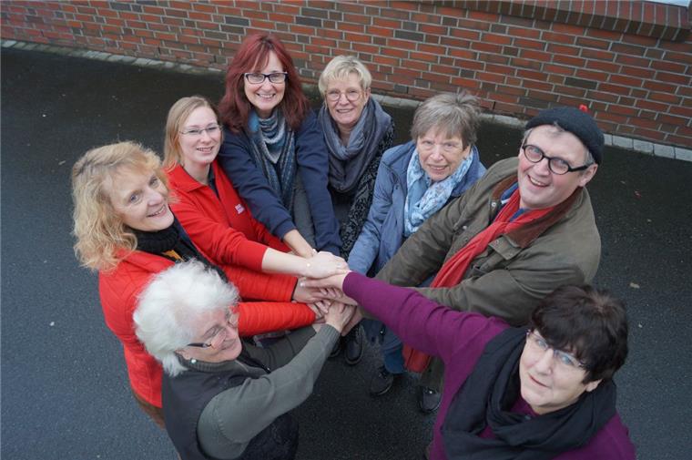 Das Ehrenamt bringt Menschen zusammen. Von links unten: Marlies Strauch (Senioren- und Behindertenbeirat), Birgit Eden vom Landkreis, Tina Wessels, Meike Dirksen (beide Johanniter), Danja Kirschberger von der Hospizhilfe, Helga Drees, Albert Mumme und Ursula Freese (alle drei vom Senioren- und Behindertenbeirat) freuen sich auf viele Mitstreiter, die den Ehrenamtstag am 23. Juni mitgestalten wollen.