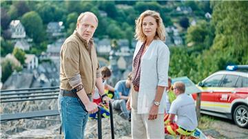 Das „Eifelpraxis“-Team: Versorgungsassistentin Vicky Röver (Jessica Ginkel) und Dr. Chris Wegner (Simon Schwarz) arbeiten gerne zusammen. Der Film „Wann, wenn nicht jetzt“ läuft Freitagabend (8.11.) im Ersten. (undatierte Filmszene)