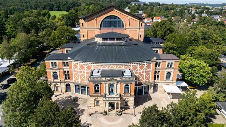 Festspielhaus Bayreuth: Bund und Land finanzieren Sanierung Das einzigartige Bayreuther Festspielhaus aus der Luft (Drohnenaufnahme).
