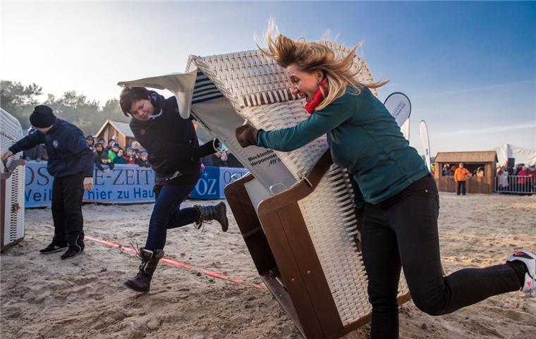 Strandkorbsprint-WM auf Usedom Das einzige Frauenteam mit Corinna Barz und Gudrun Pohls (links) aus Lukow läuft in Zinnowitz (Mecklenburg-Vorpommern) in einem Vorlauf bei der Strandkorbsprint-WM nach der Strecke von zwanzig Metern über die Ziellinie.