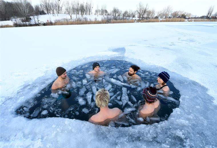Das Eisbaden ist nicht nur bei Promis beliebt. Immer mehr Menschen wagen den Sprung ins kalte Wasser.