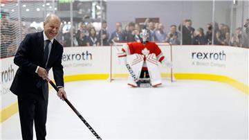 Das Eishockey-Duell zwischen Scholz und dem „Robo Goalie“ endete ohne Treffer.
