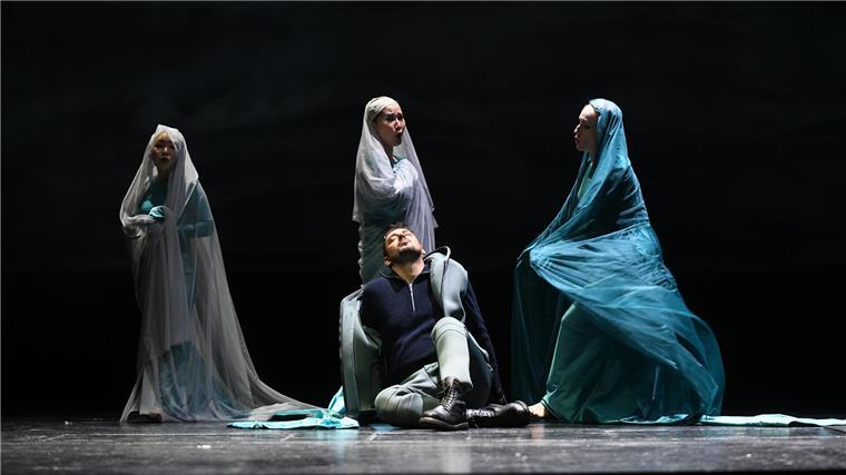 „Rusalka“ im Stadttheater: Ein Abend der großen Stimmen Das Elfen-Trio in Aktion: Marcin Hutek (Jäger), Minji Kim (2. Elfe), Maria Rosenbach (3. Elfe) und Victoria Kunze (1. Elfe)