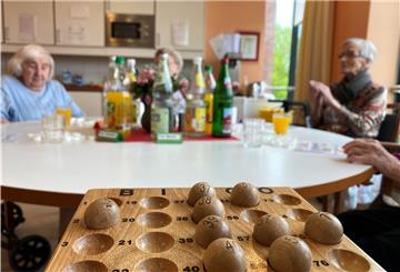Das Elisabeth-Haus in Bremerhaven ist "durchgeimpft", hier können sich die Bewohnerinnen wieder zum Bingo spielen treffen. Weitere Lockerungen auch bei den Besucherregeln sind in Sicht.
