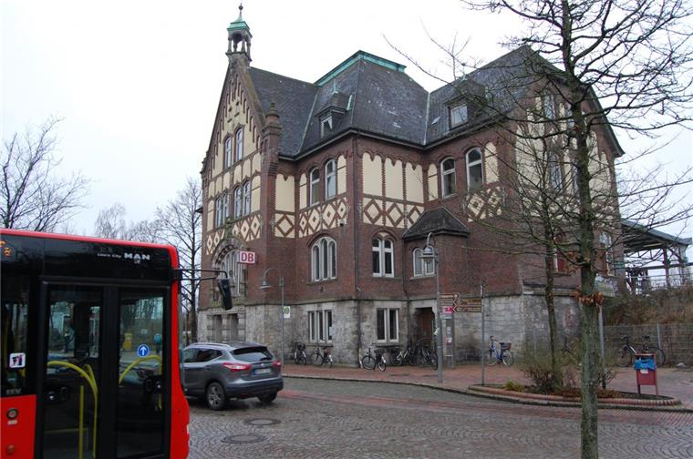Bäckerei, Reisebüro und Gästezimmer sollen in Braker Bahnhof einziehen Das Empfangsgebäude des Braker Bahnhof: Der neue Eigentümer ist zuversichtlich, dass sich seine Pläne realisieren. Insgesamt 35 Bahnhofsempfangsgebäude befinden sich im Besitz der Gesellschaft.