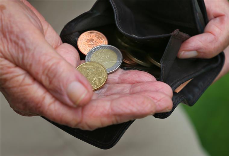 Das Ende der Negativzinsen auf die Spareinlagen der Bürger bei Banken und Sparkassen ist in Sicht. Das sorgt dann auch wieder für etwas mehr Geld in der Geldbörse.