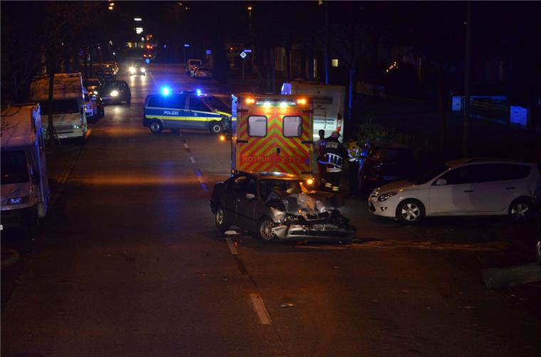 Geestemünde: Schwerer Unfall nach Autorennen Das Ende eines Autorennens in Geestemünde: Ein Fahrer ist schwer verletzt, der andere wurde festgenommen.