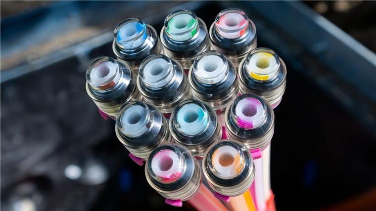 Umfrage: Viele Bürger wollen kein Glasfaser-Internet Das Ende eines Bündels Glasfaserkabel ist auf einer Baustelle zu sehen.