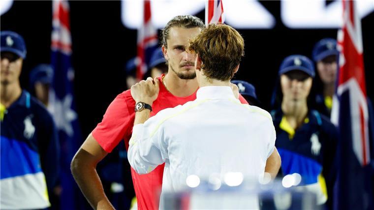 Zverev findet Doping-Causa und Sperre für Sinner seltsam Das Endspiel in Melbourne verlor Zverev gegen Sinner klar - und wurde anschließend vom Sieger getröstet.
