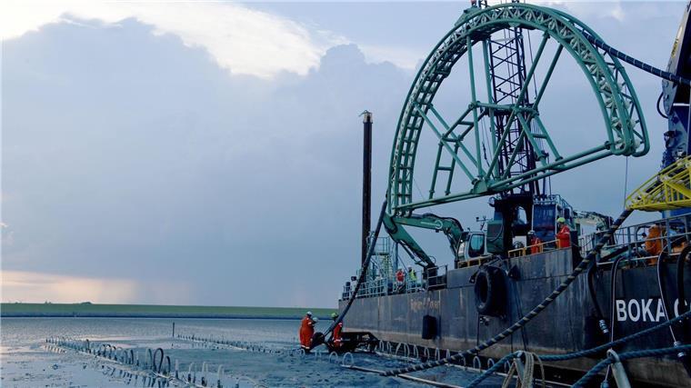 Experte: Strommarkt Großbritannien wird immer wichtiger Das Endstück eines 516 Kilometer langen Seekabels für die Stromleitung Nordlink zwischen Deutschland und Norwegen wird von dem Kabelverlegeschiff „Boka Connector“ im Watt unter dem Deich hindurch an Land gezogen. Auch zwischen Deutschland und Großbritannien ist eine „Stromautobahn“ unter Wasser geplant.