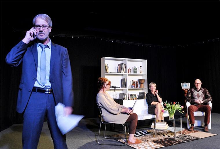 Nordenham: Theater Fatale feiert gelungene Premiere Das Ensemble des Theater Fatale spielt hervorragend.