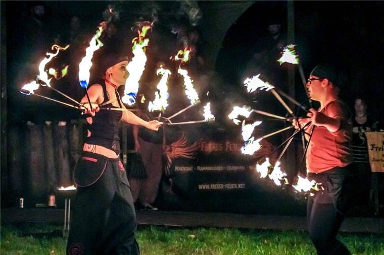 Feuer-Shows und Fun-Folk beim Mittelalterfest in Ohrel Das Ensemble "Freies Feuer" zeigt seine Show am Samstagabend beim Mittelalterfest in Ohrel. Heute Abend ist die Gruppe "Fairy Lights" mit einer Feuershow zu sehen.
