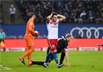 Das Entsetzen ist nicht nur bei Filip Kostic (Mitte) groß. Der Hamburger SV verliert sogar gegen den 1. FC Köln.