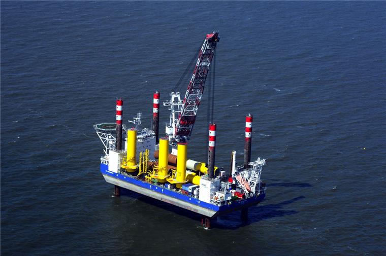 Das Errichterschiff „MPI Enterprise“(rechts im Bild) bringt die Gründungsrohre für den Windpark aus Cuxhaven zum Baufeld.