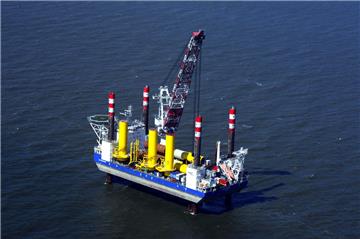 Das Errichterschiff „MPI Enterprise“(rechts im Bild) bringt die Gründungsrohre für den Windpark aus Cuxhaven zum Baufeld.