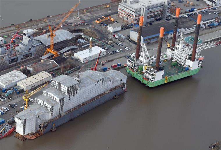 Dieses riesige Errichterschiff verlässt nun Bremerhaven Das Errichterschiff „Thor“ beendet Winterpause im Kaiserhafen.
