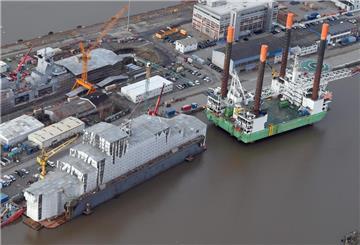 Das Errichterschiff „Thor“ beendet Winterpause im Kaiserhafen.