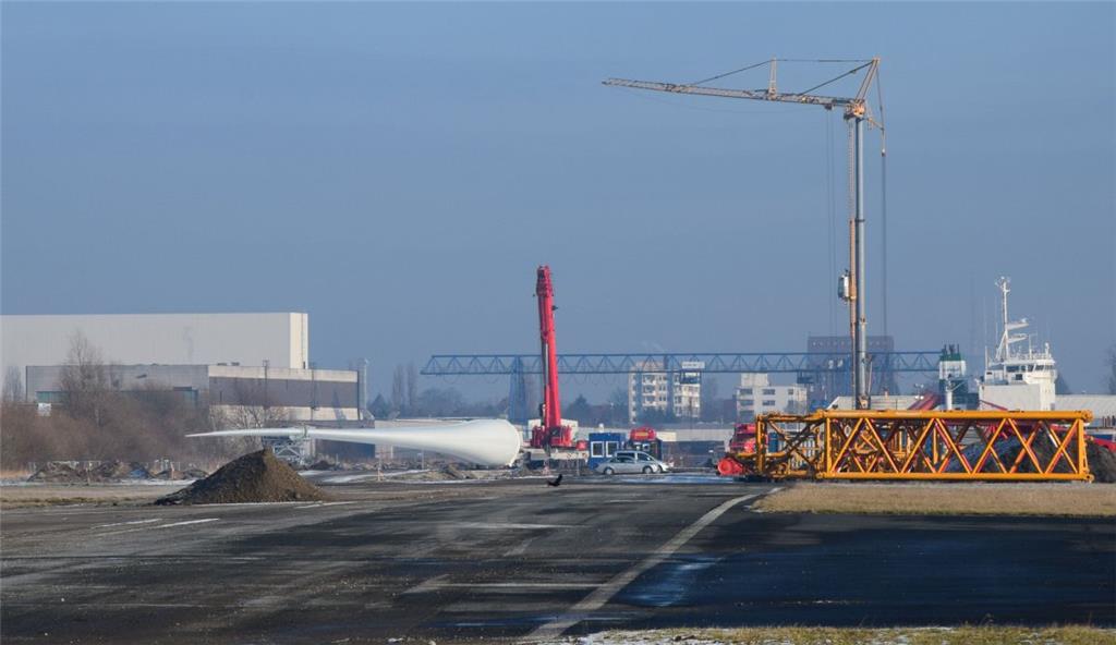 Das erste der drei 88,4 Meter langen Rotorblätter für das größte Windrad der Wel...